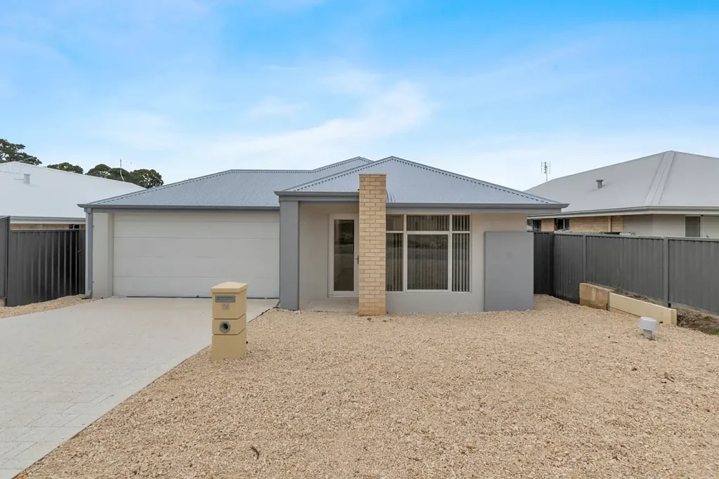 Waroona 4房  4 Bedroom 2 Bathroom Very Close to NEW - Why wait to build when you can have it now!