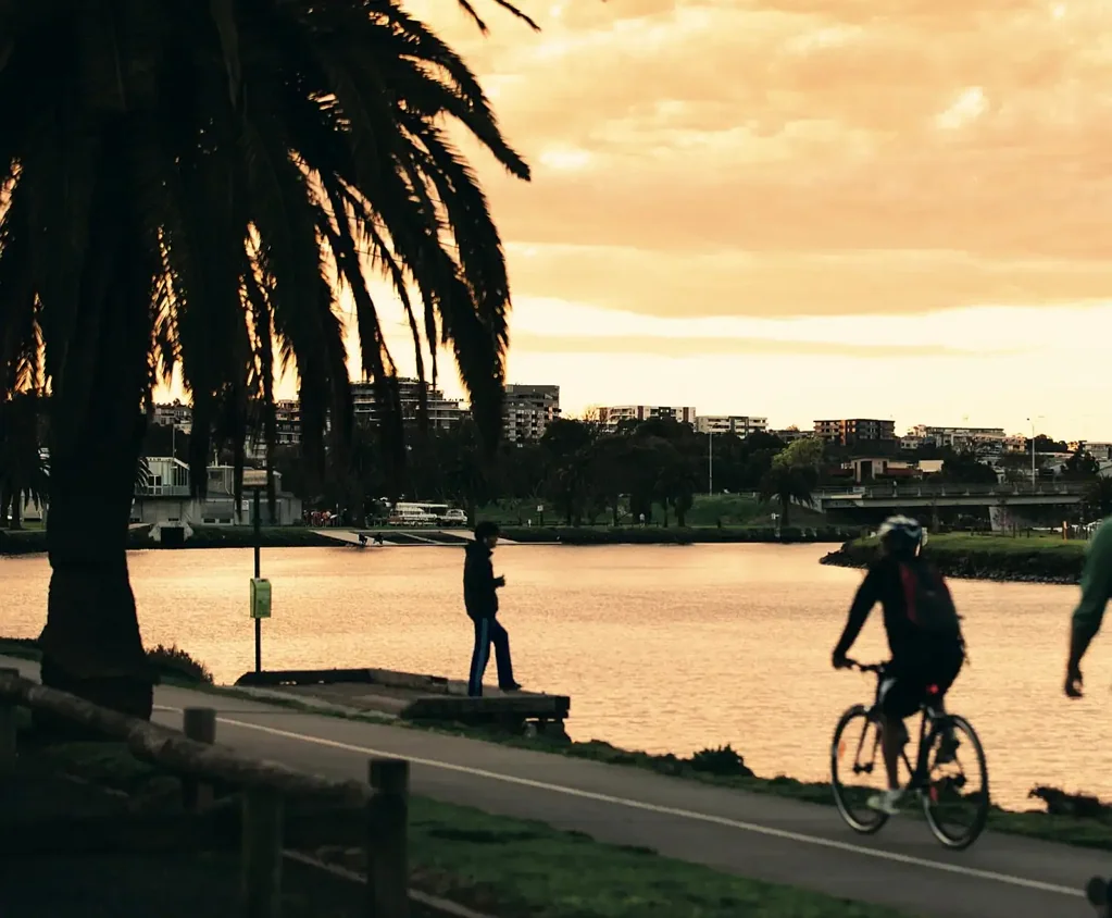 Maribyrnong 2房 专属花园二楼公寓 静享BOSCH电器 双层空调静谧 8公里CBD 近Highpoint&学院 电车直达 健身环绕 生活便利交织 Double-Storey Townhouse-Style Apartment