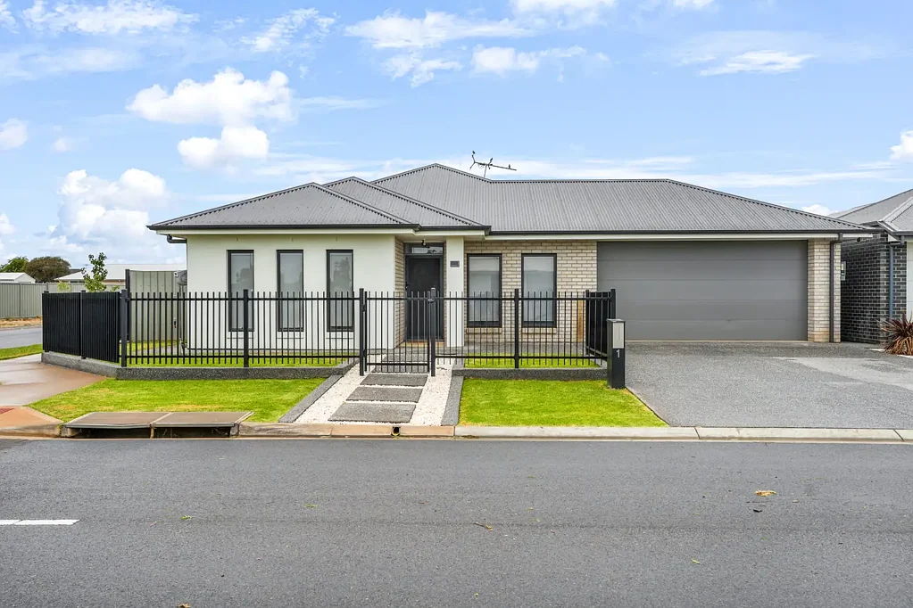 Virginia 5Zimmer Corner Block Comfort with Space, Style & Side Access!