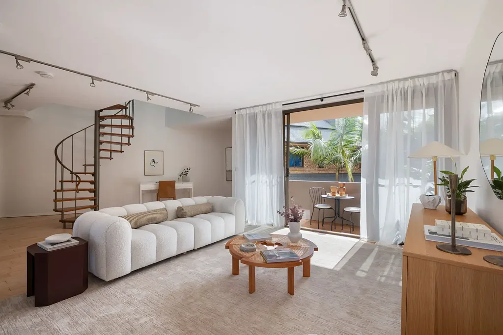 Surry Hills 2房 Durham Village顶层位置 错层设计双阳台 螺旋楼梯通卧室 老虎窗全景 主卧双浴缸 安全停车便利 Split-level city home with warehouse-like scale