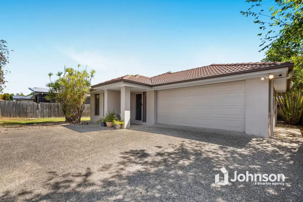 Silkstone 2Moenga Neat and Tidy Low-set Brick Home!