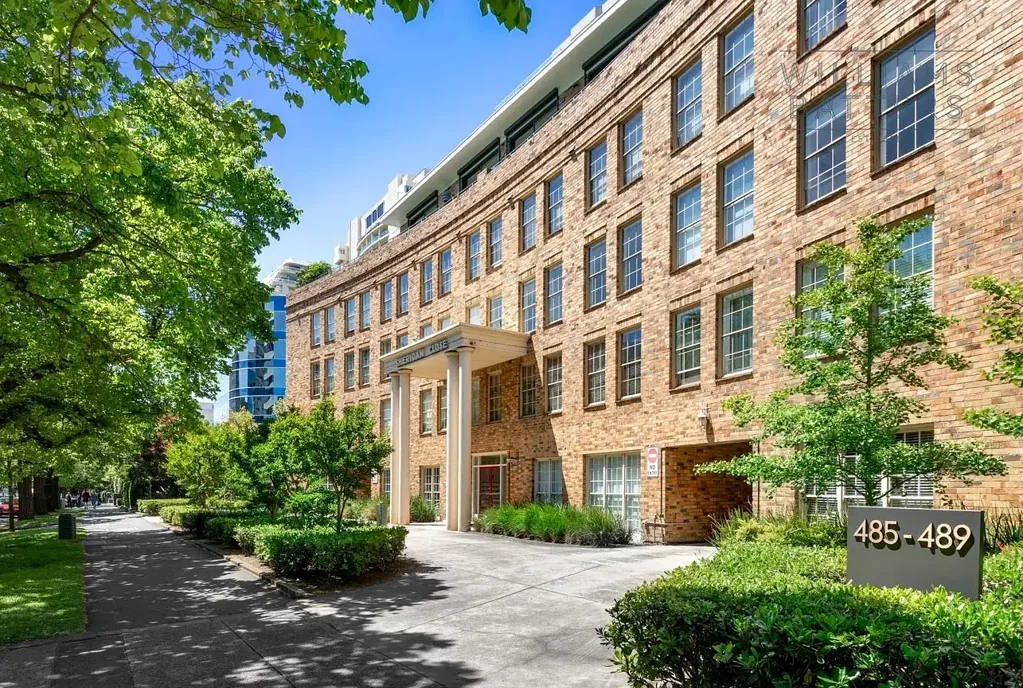 Iconic Fawkner Park Outlook – Spacious 2-Bedroom Apartment in Sheridan Close
