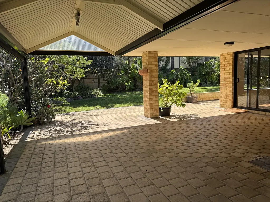 BEAUTIFUL FAMILY HOME      LARGE GARDEN       BRILLIANT LOCATION      PETS ALLOWED