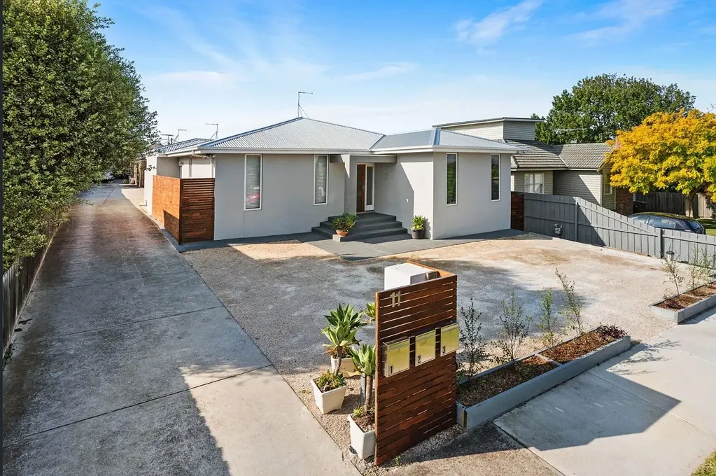 Low Mainteance Living- New Carpet & Option Of Short Term Lease
