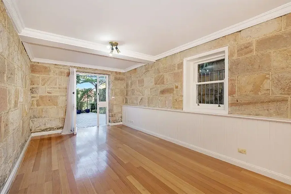 Quiet One Bedroom in Boutique 1930s Block