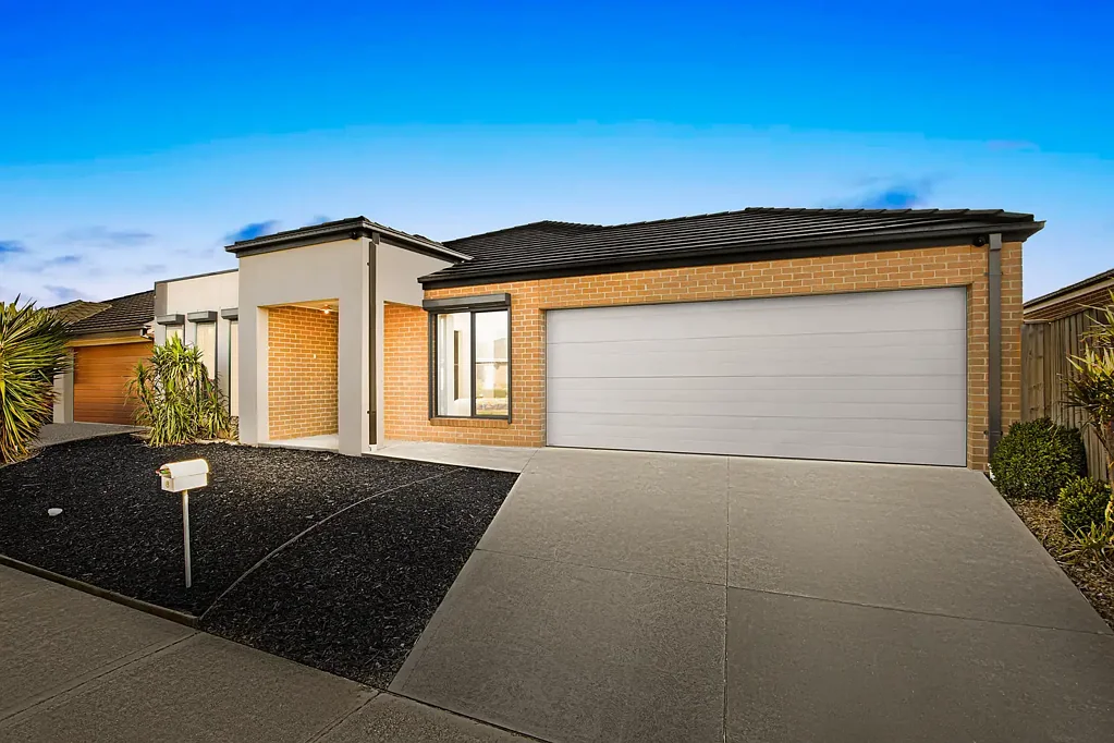 Manor Lakes 5Habitaciones Immaculate East-Facing Family Home with 5 Bedrooms, Theatre Room & Premium Solar in Prime Manor Lakes
