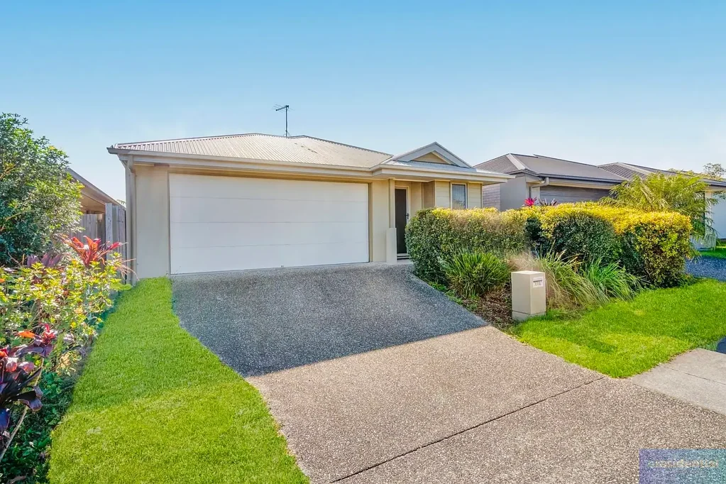 For Lease: Modern Family Home in a Peaceful Logan Reserve Location!