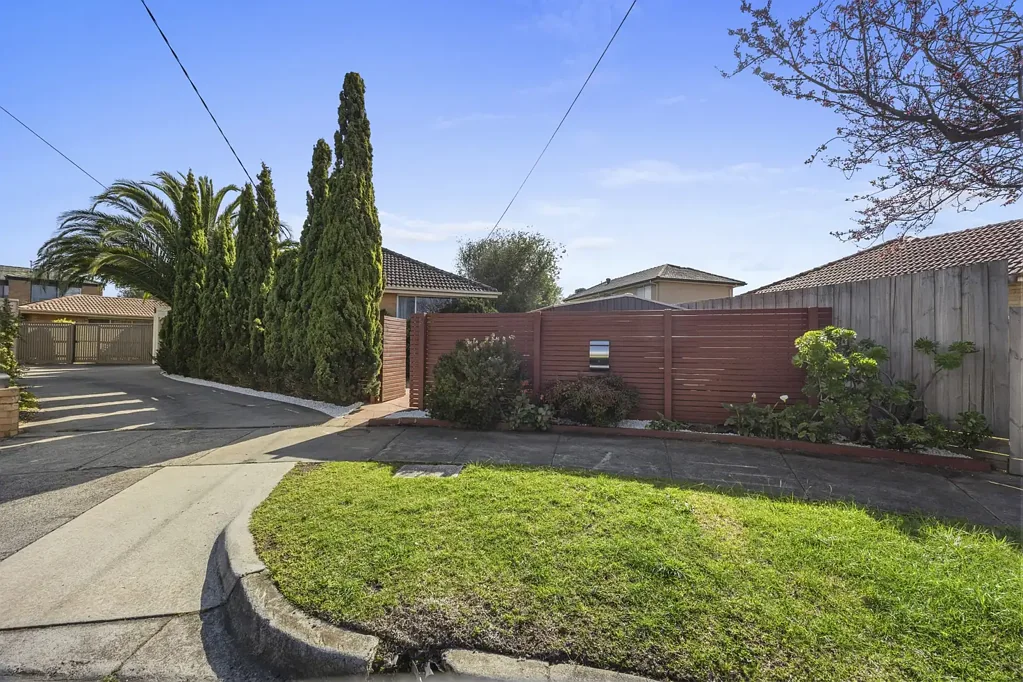 Bentleigh East 3房 奶油砖房 高挑天花板 硬木地板 三卧宽敞 客厅壁炉 Bosch电器 私密花园 独立入口 停车便利 Well-Presented Low-Maintenance Family Home in a Quiet Court