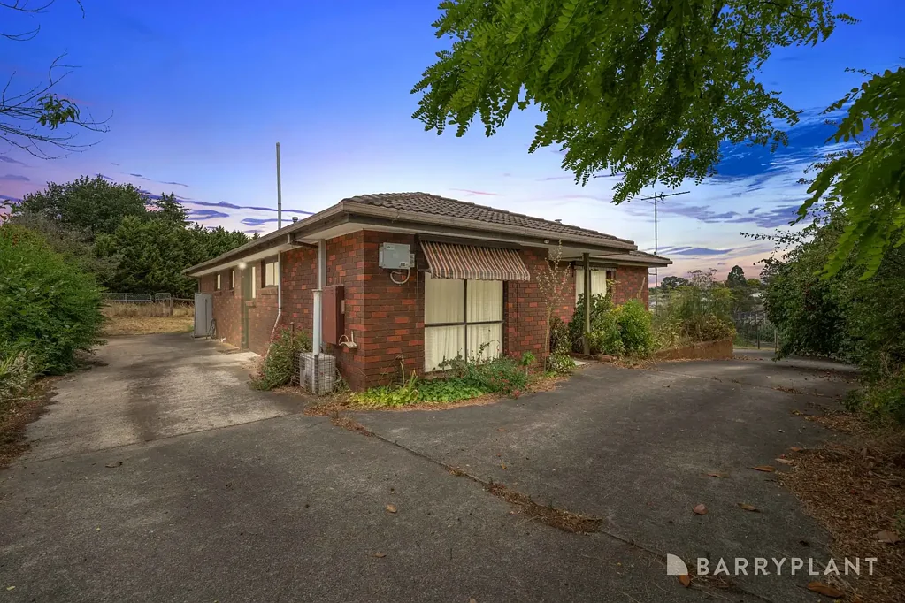 Drouin 3 Slaapkamer Just Over a Quarter Acre of Space & Potential!
