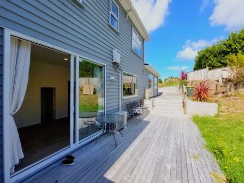Cozy 2 bedroom with a single garage is located at the quiet road of Massy
