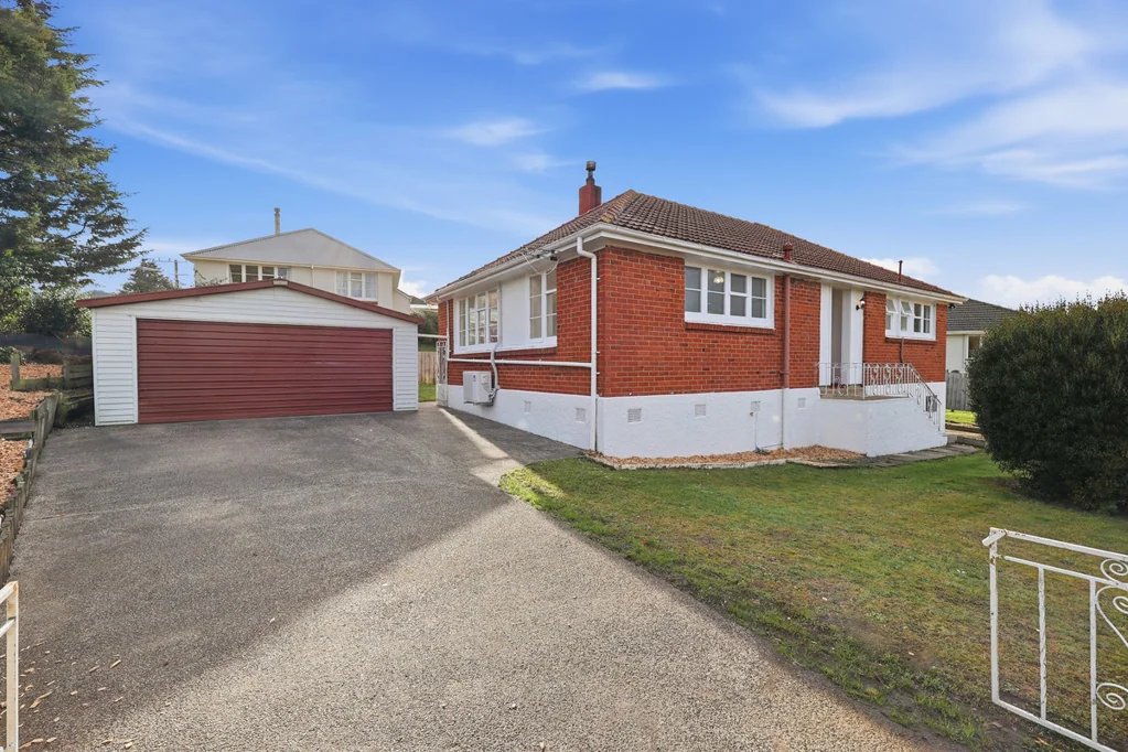 Liberton 3Phòng ngủ Red Brick Classic with Double Garage