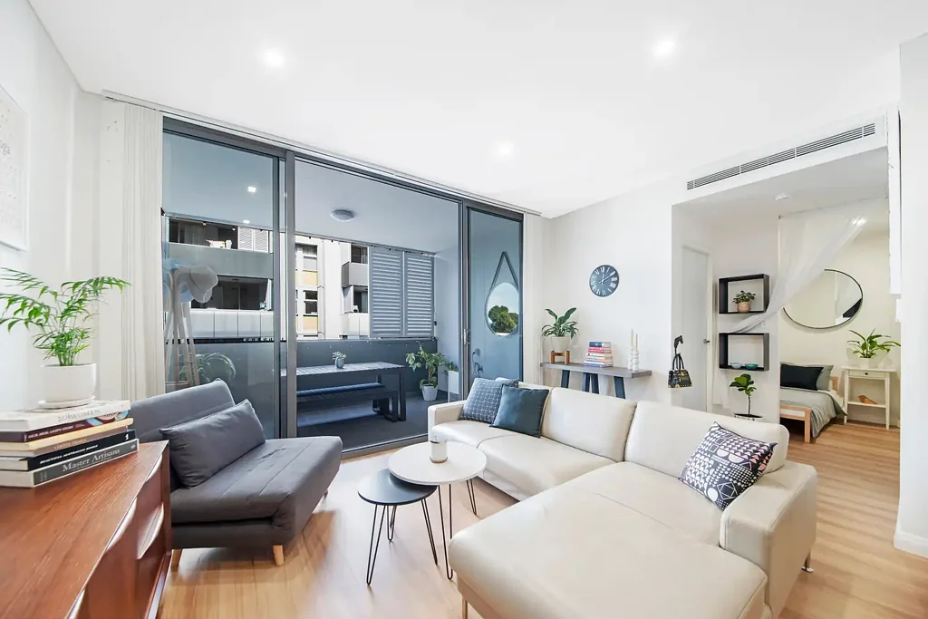 Stylish One Bedroom Apartment with Convertible Separate Study Area in Prime Location!