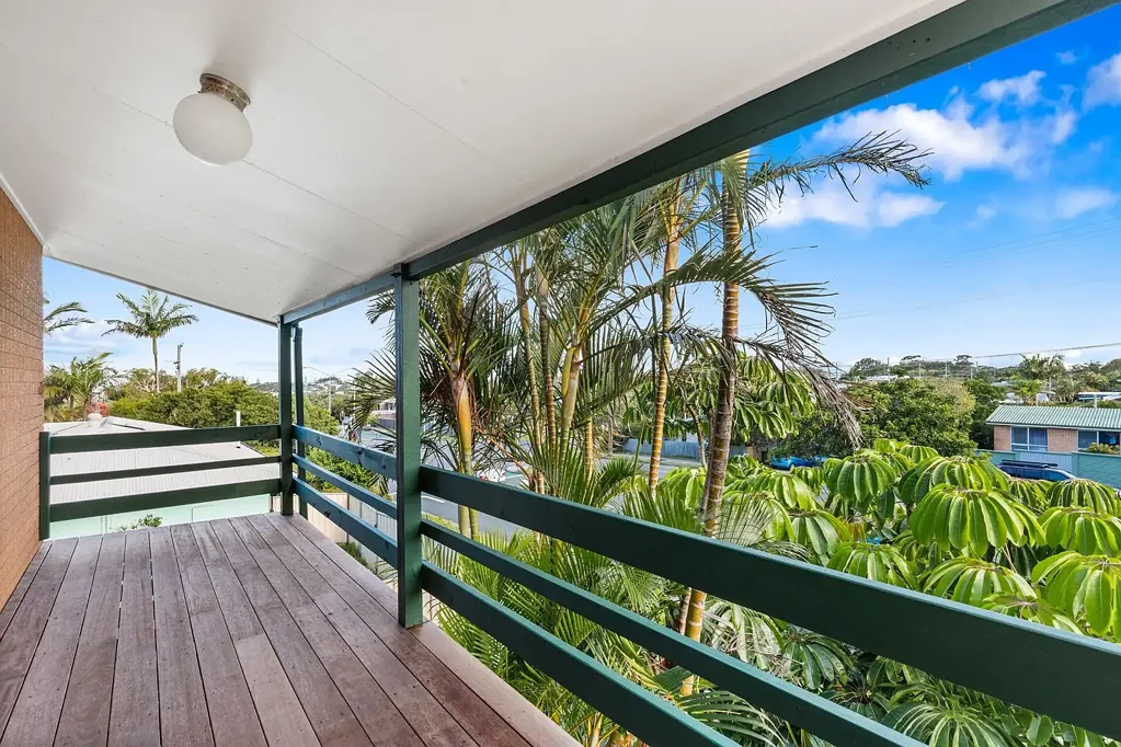 2-Bedroom Unit – Walk to Dicky Beach & Shops!