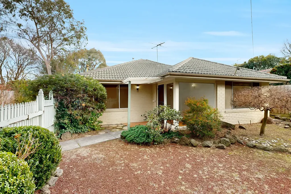 LIGHT FILLED LIVING IN A PERFECT DONVALE LOCATION