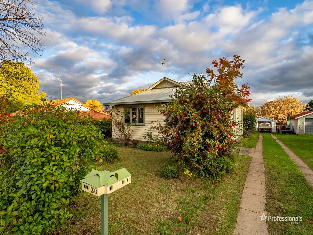 CENTRAL ARMIDALE GEM WITH 3-BAY SHED AND SPACIOUS OUTDOOR LIVING!