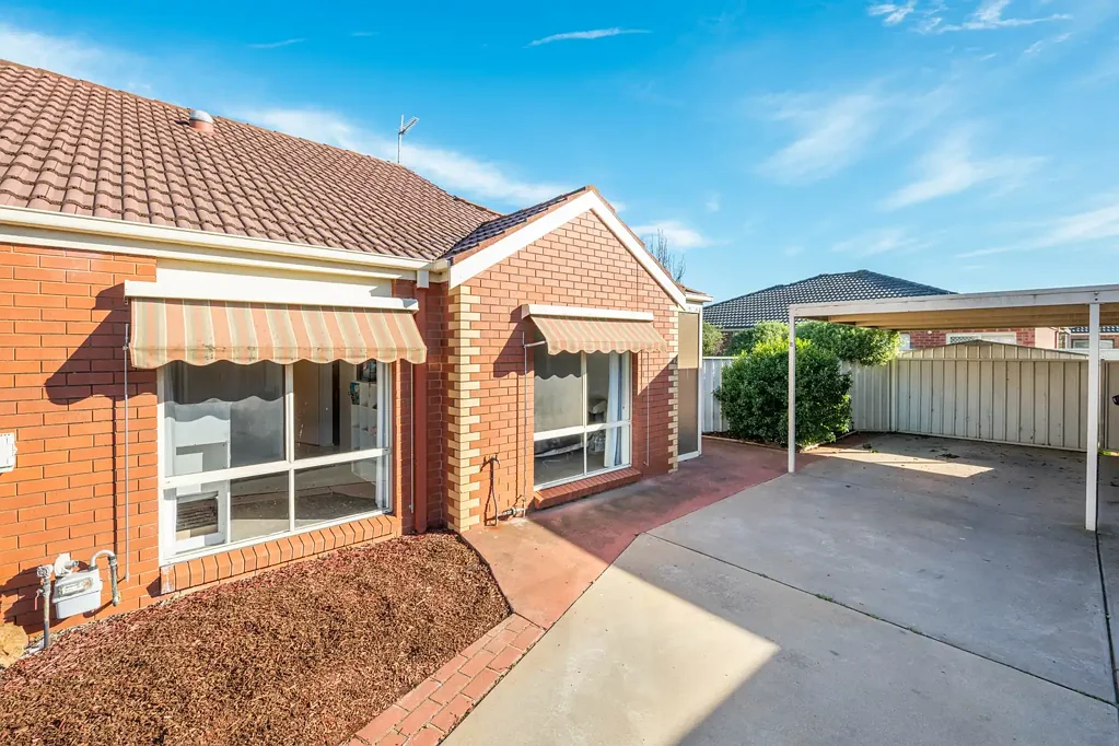 Mooroopna 2ห้องนอน A Neat Brick Gem Packed with Surprises on Madge Court!