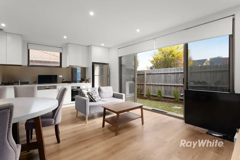 Ormond 2ਬੈੱਡਰੂਮ Modern Comfort, Sunlit Space & Courtyard Appeal in a Prime Ormond Pocket