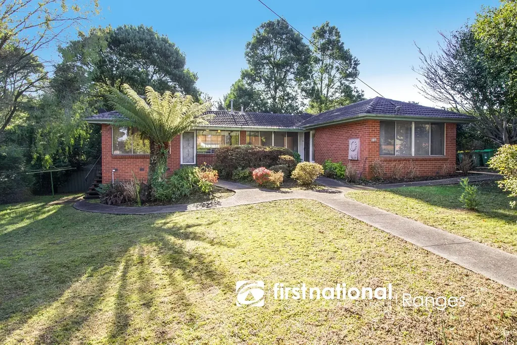 Monbulk 3બેડરૂમ A RARE DUAL-LIVING OPPORTUNITY ON OVER AN ACRE IN THE HEART OF MONBULK