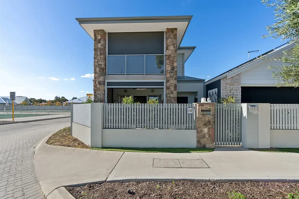 Gnangara 3房  STUNNING TWO STOREY HOME, WITH LIFT AND GOLF COURSE VIEWS