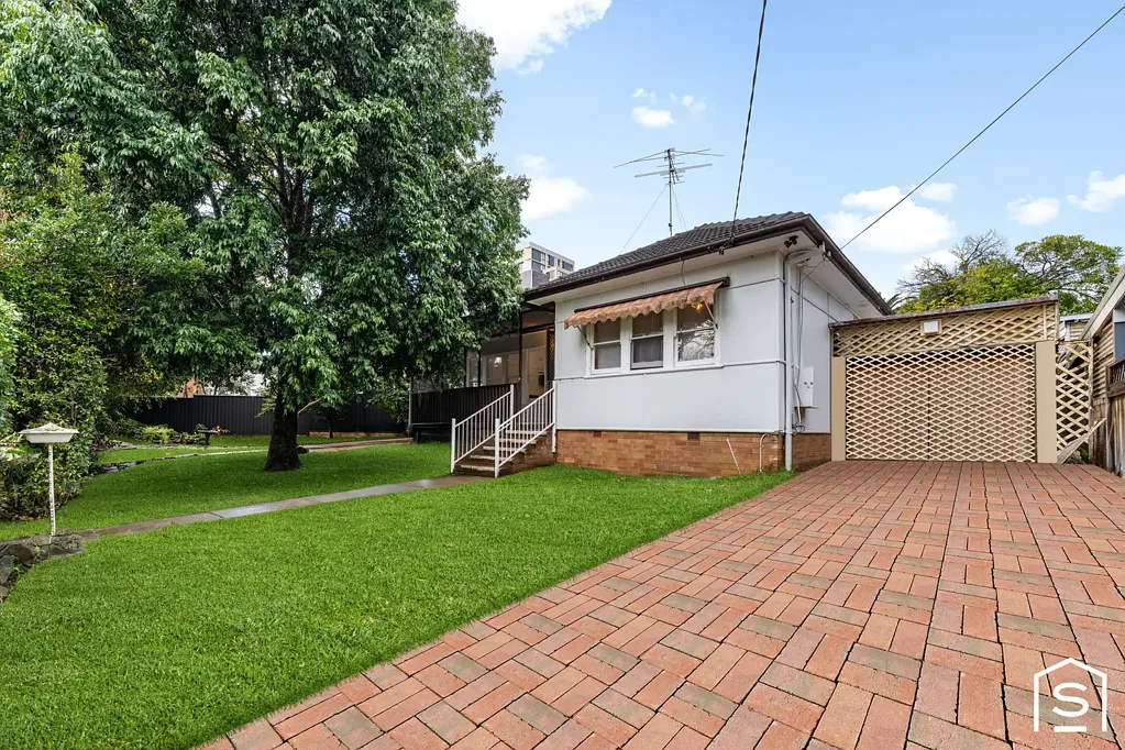 North Ryde 3 Bedroom Duplex Site  (STCA) 30 m frontage. 10 min walk to North Ryde Metro