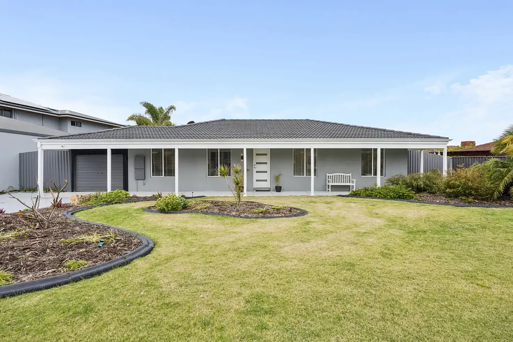 Mullaloo 3침실 COASTAL OPPORTUNITY KNOCKS - LIVE IN, RENOVATE OR BUILD UP!
