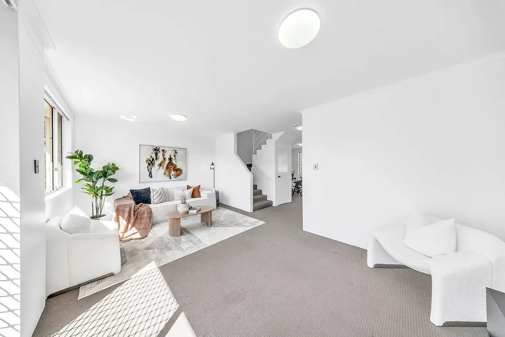 Kirrawee 3房 双砖结构别墅 主卧带套间 灵活四卧空间 阳光庭院 度假村式设施 步行商圈&火车站 划片优质学校 Spacious Double Brick Townhome with Resort-Style Facilities in Kirrawee !!!