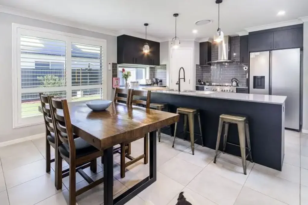 Banksia Beach 4房 完美家庭住宅，四卧室布局私密舒适。现代厨房配奢华电器，露台火坑燃气烧烤。中央空调太阳能电力，高尔夫球场庄园环境。主套房步入式衣橱，板球场地。前往购物中心海滩便捷，生活便利舒适。 Welcome to your new home in the prestigious Pacific Harbour Golf Course Estate.