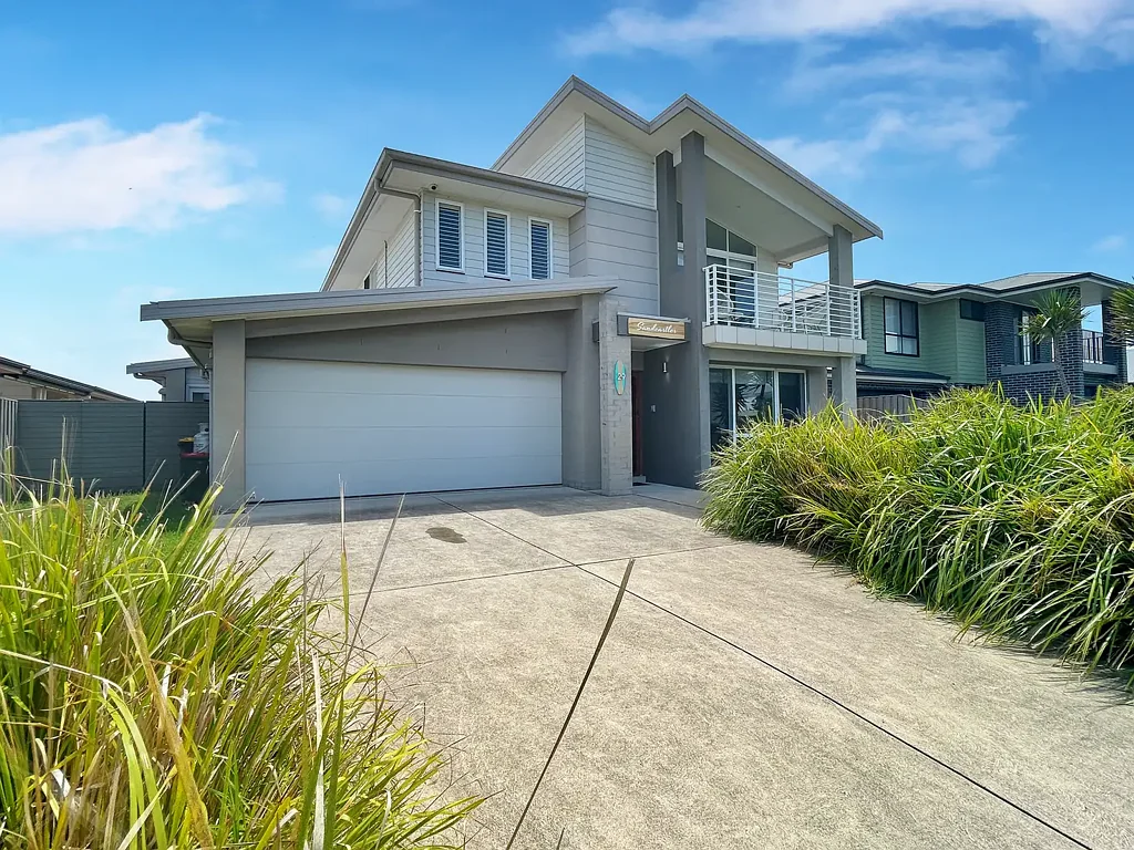 Tomakin 4 Bedroom Stunning Coastal Retreat