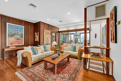 Avalon Beach 4房 Avalon Beach中心 1214sqm广阔地块 双街入口 私密植被环绕 原始硬木地板 环绕式石制露台 双重居住可能 Private Mid-Century Haven In The Heart of Avalon Beach