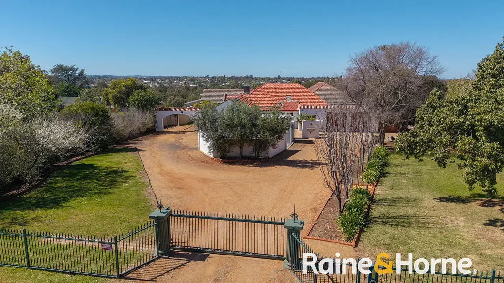 Dubbo 7બેડરૂમ Grand Proportions, Incredible Versatility & Space to Spare