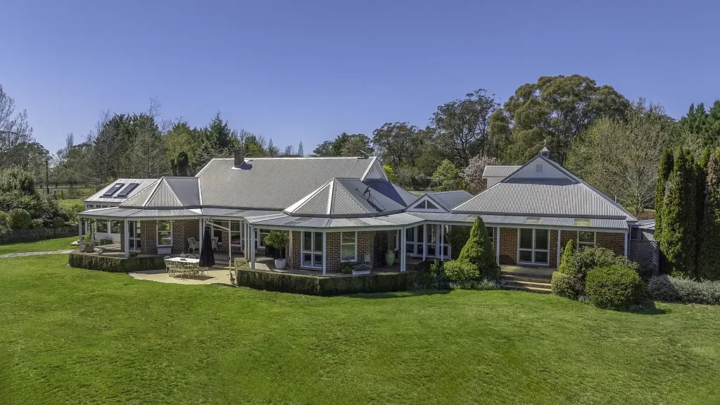 Black Mountain "Myola" - A Benchmark New England Grazing Property of Distinction