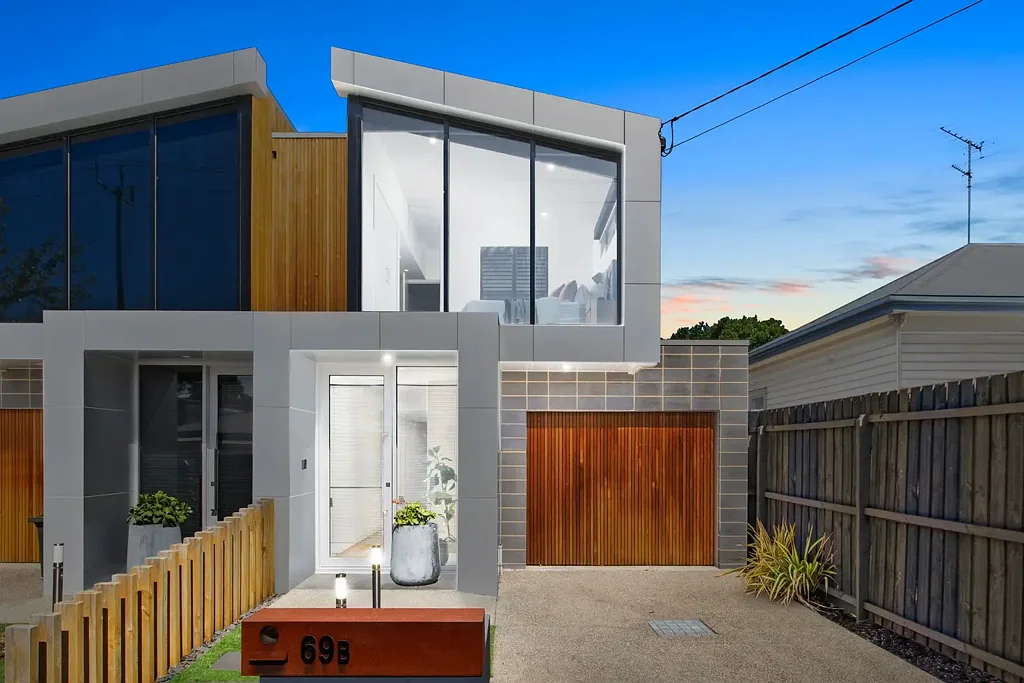 Newtown 3ਬੈੱਡਰੂਮ Sophisticated Townhouse Living in Vibrant Chilwell