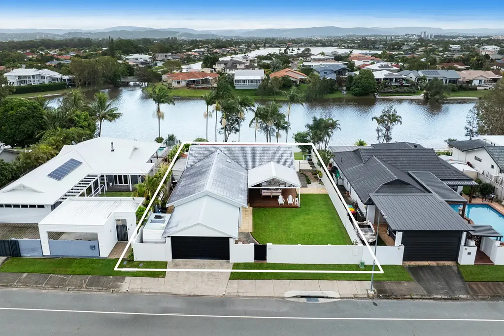 Burleigh Waters 4Kwarto WATERFRONT LIVING ON A HUGE 860SQM BLOCK