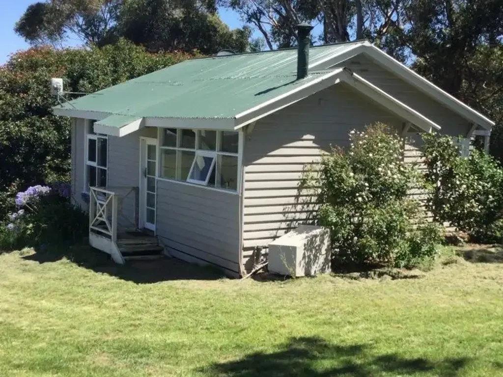 Charming Country 2-Bedroom Cottage.