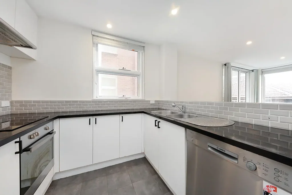 Freshly Renovated 2 Bedroom Apartment In An Unbeatable Location