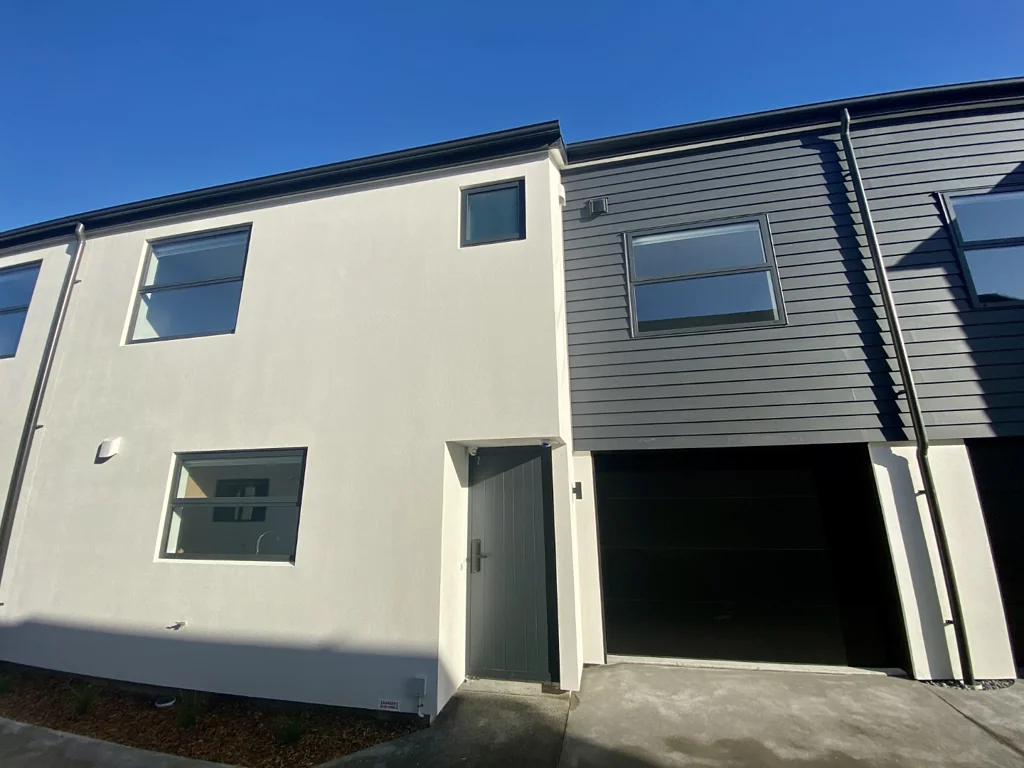 Modern Gem – Spacious 3 Bed, 2 Bath Townhouse
