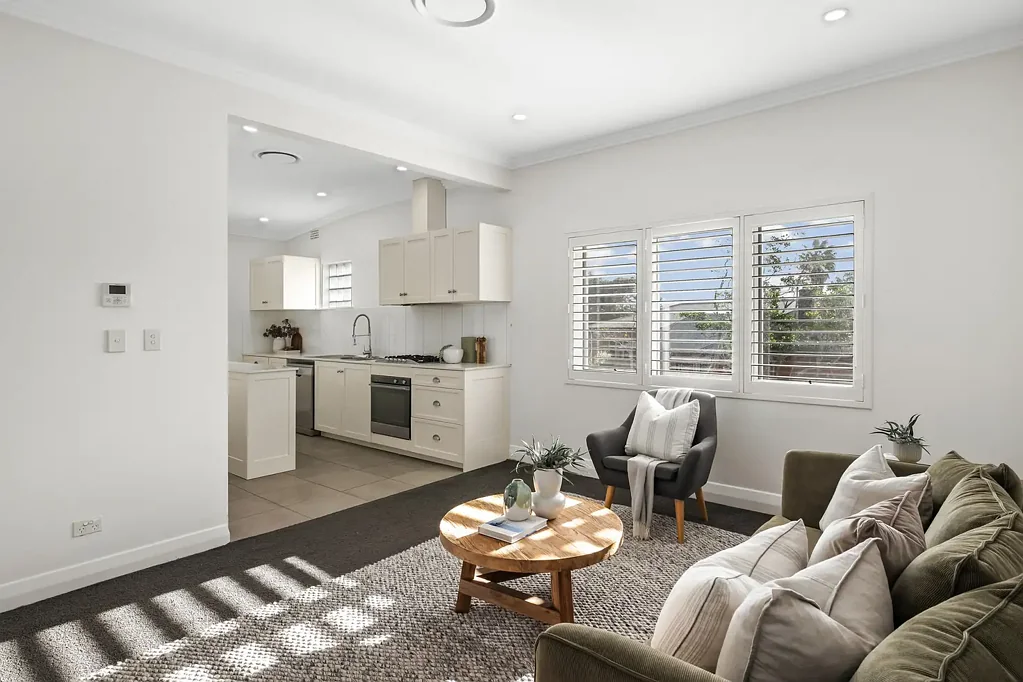 Mayfield 2ห้องนอน Nest or Invest in this Significantly Upgraded Apartment