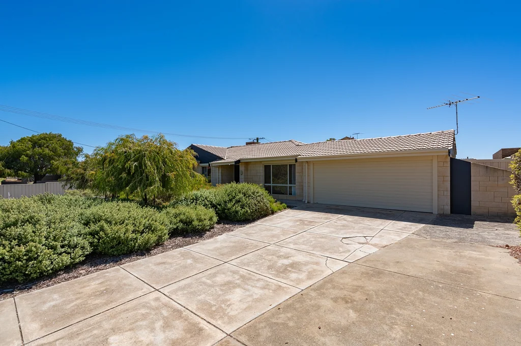 Madora Bay 4Zimmer Prime 845 sqm Corner Block ? A Stone's Throw from the Beach!