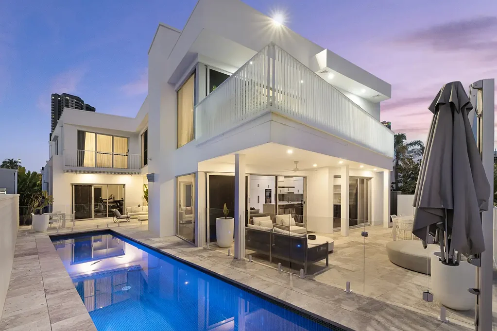 Surfers Paradise 5 Bedroom Striking Contemporary Waterfront Residence