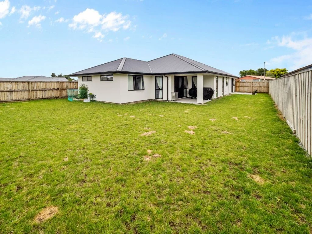 Hampstead 4 Slaapkamer Bring Us Your Offers! 186 m2 Floor Area (Approx)