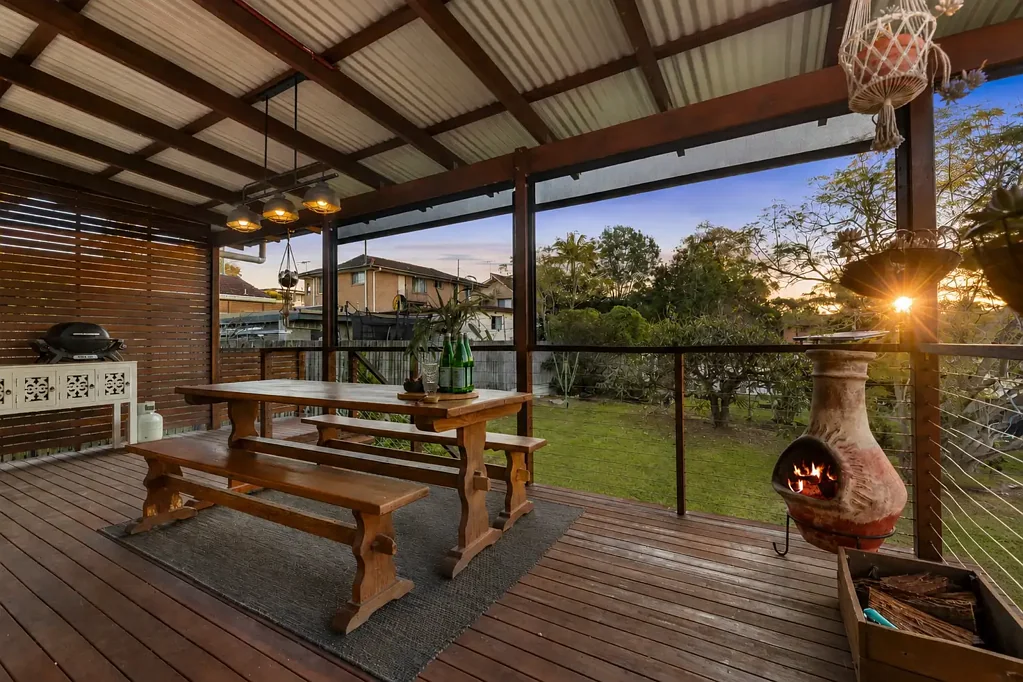 Arana Hills 3房 挑高家庭生活，带有宽敞的娱乐露台 Elevated Family Living with an Expansive Entertaining Deck