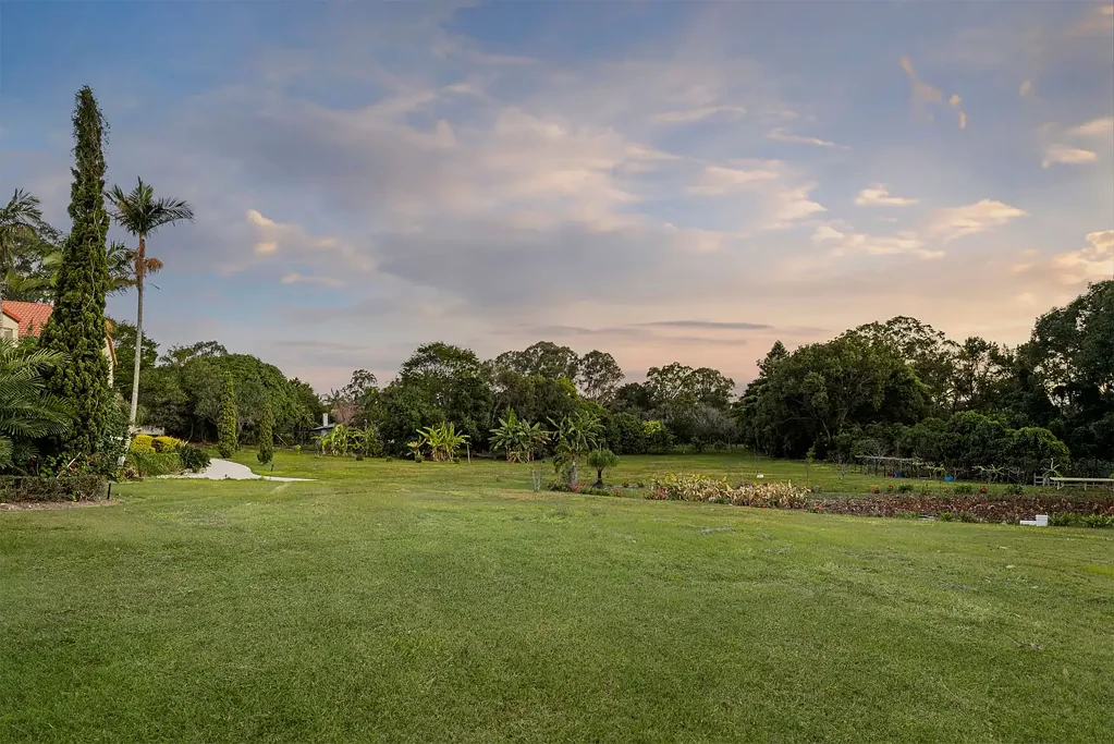 Bridgeman Downs 5房  河滨地块生活，位于布里奇曼唐斯  Riverfront Acreage Living in Bridgeman Downs