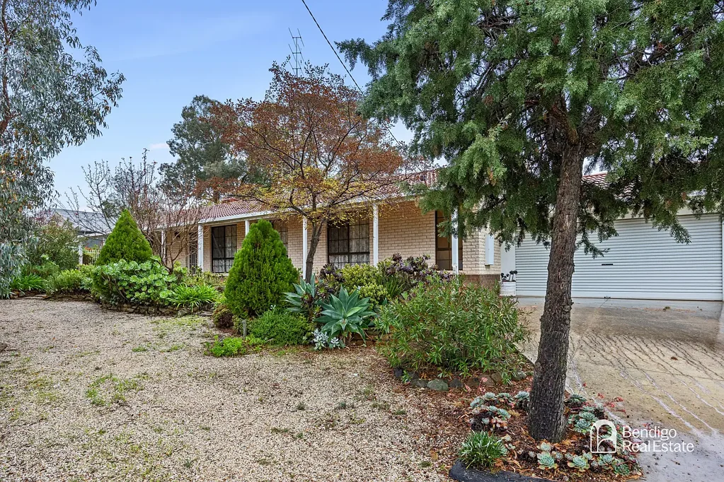 SPACIOUS FAMILY HOME WITH TWO LIVING AREAS IN STRATHDALE
