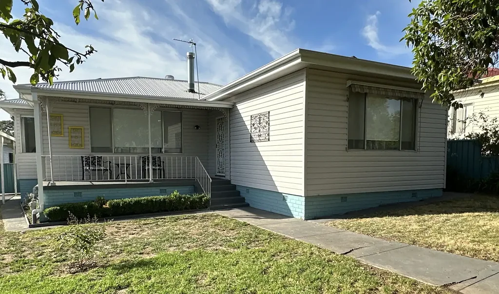 FULLY FURNISHED MODERN THREE BEDROOM HOME