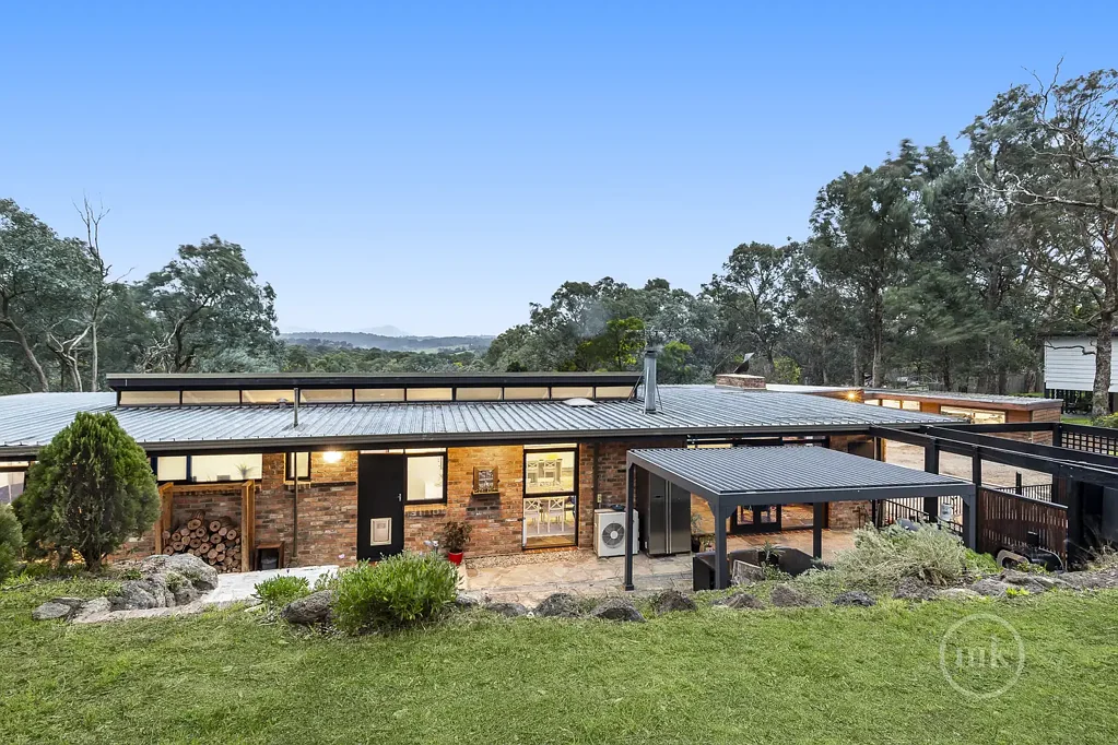 Hurstbridge 4房 拥有美景、特色和卓越马术设施的生活方式物业！ Lifestyle Property with Views, Character & Excellent Equine Facilities!