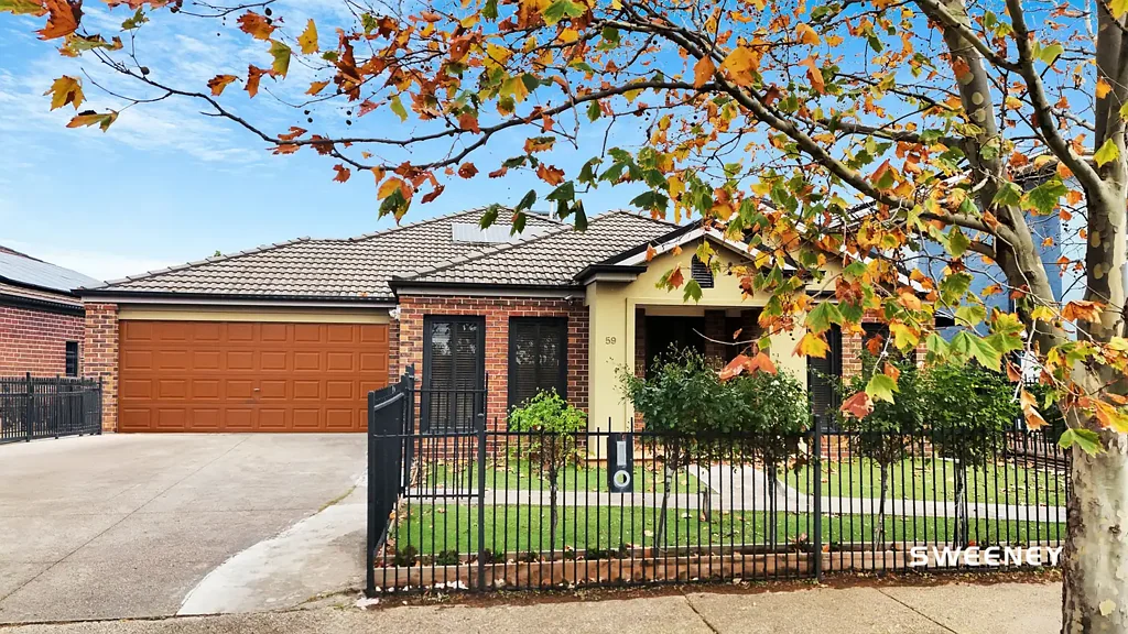 Caroline Springs 4房 宽敞的家庭生活，位于黄金地段，具有高度追捧的商业潜力 Spacious Family Living with Highly Sought-After Business Potential in Prime Location