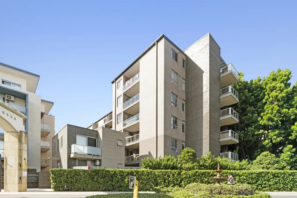 Homebush West 2ห้องนอน Top floor corner penthouse | Two bedroom with huge wrap around balcony | Low Strata $792/qtr, "Building O"
