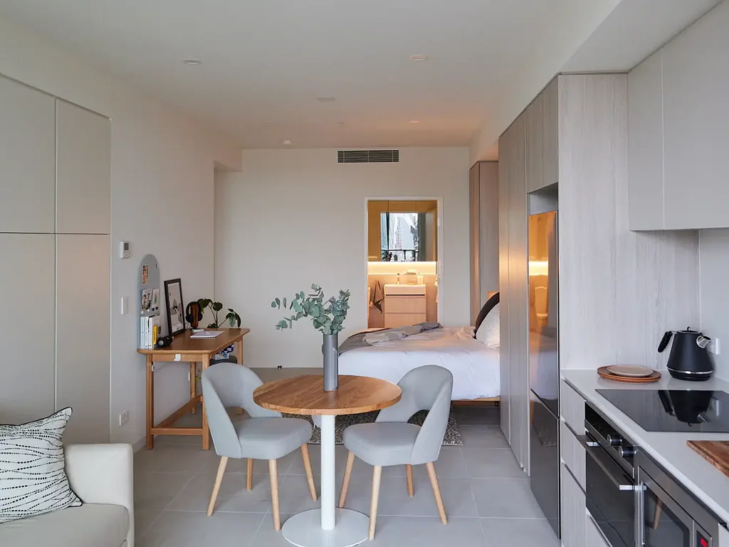 Secluded, furnished apartment. Immersed in the city. Amenities at your door.
