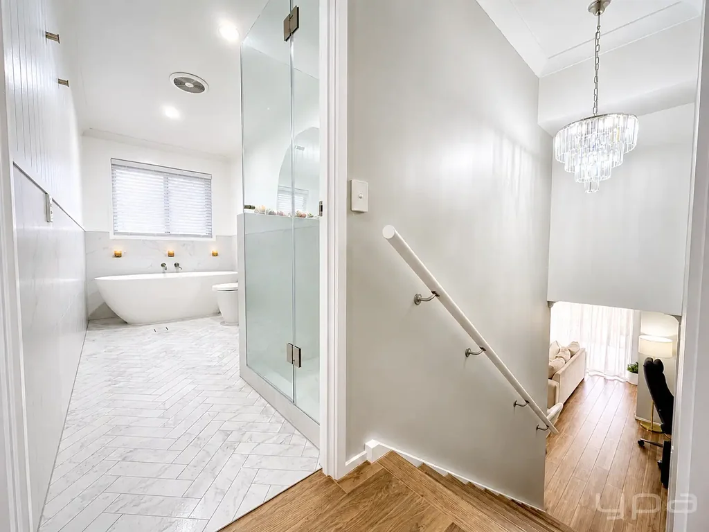 Pacific Pines 4房  Renovated Luxury House + Views & No Rear Neighbours!