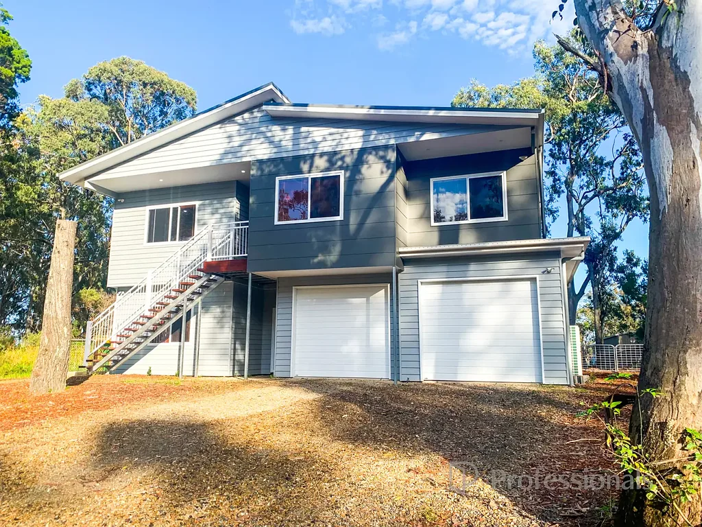 Macleay Island 5ห้องนอน Stunning Five-Bedroom Steel Frame Home with Water Views